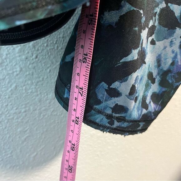 Lululemon Run: Top Speed Crop *Full-On Luxtreme
Floral Backdrop Blue Denim Multi - Picture 11 of 12